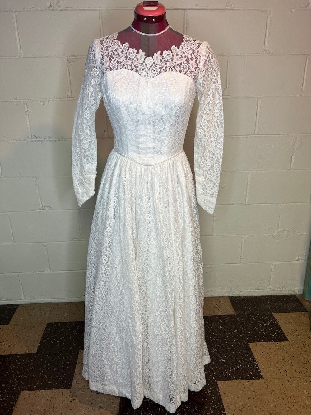 Wedding dress 1950s sheer lace sleeves white button back